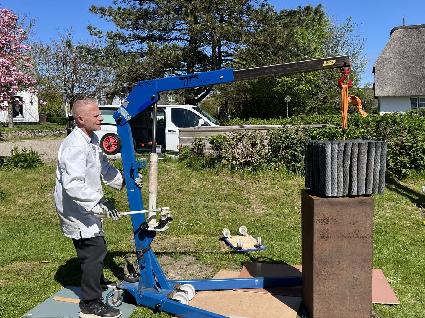 beim Aufbau seiner Skulpturen // TILL AUGUSTIN