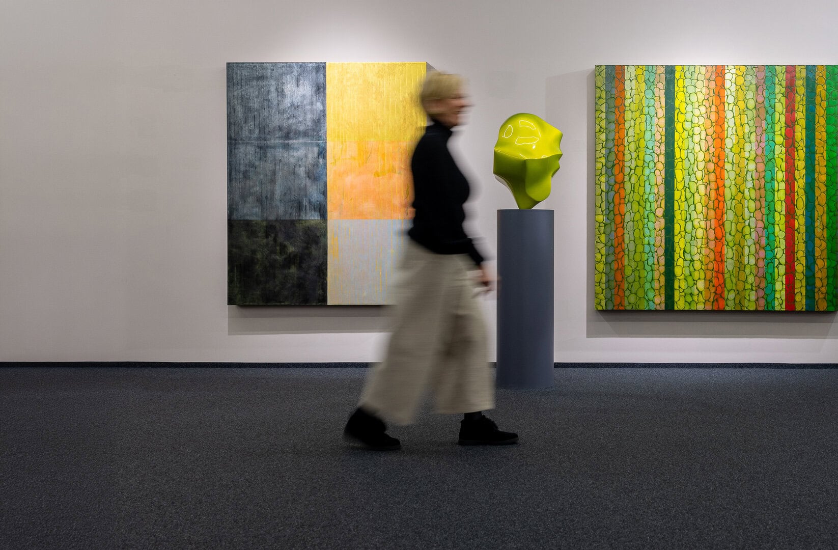 Christiane Obermann durchläuft ihre Galerie